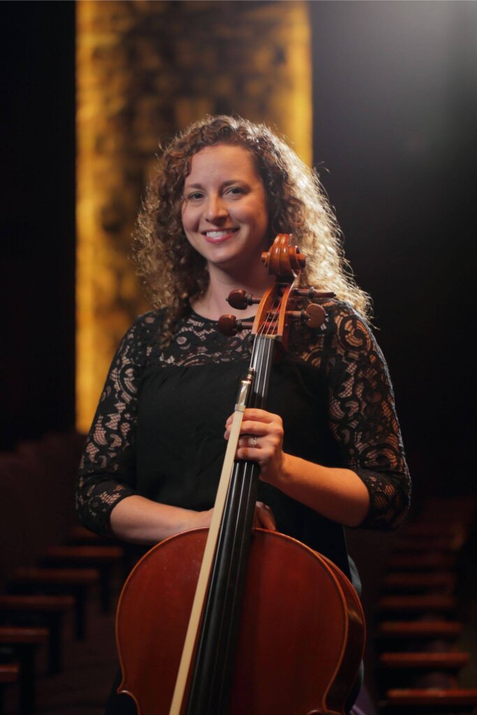 Photo of cellist Laura Cooper with her instrument